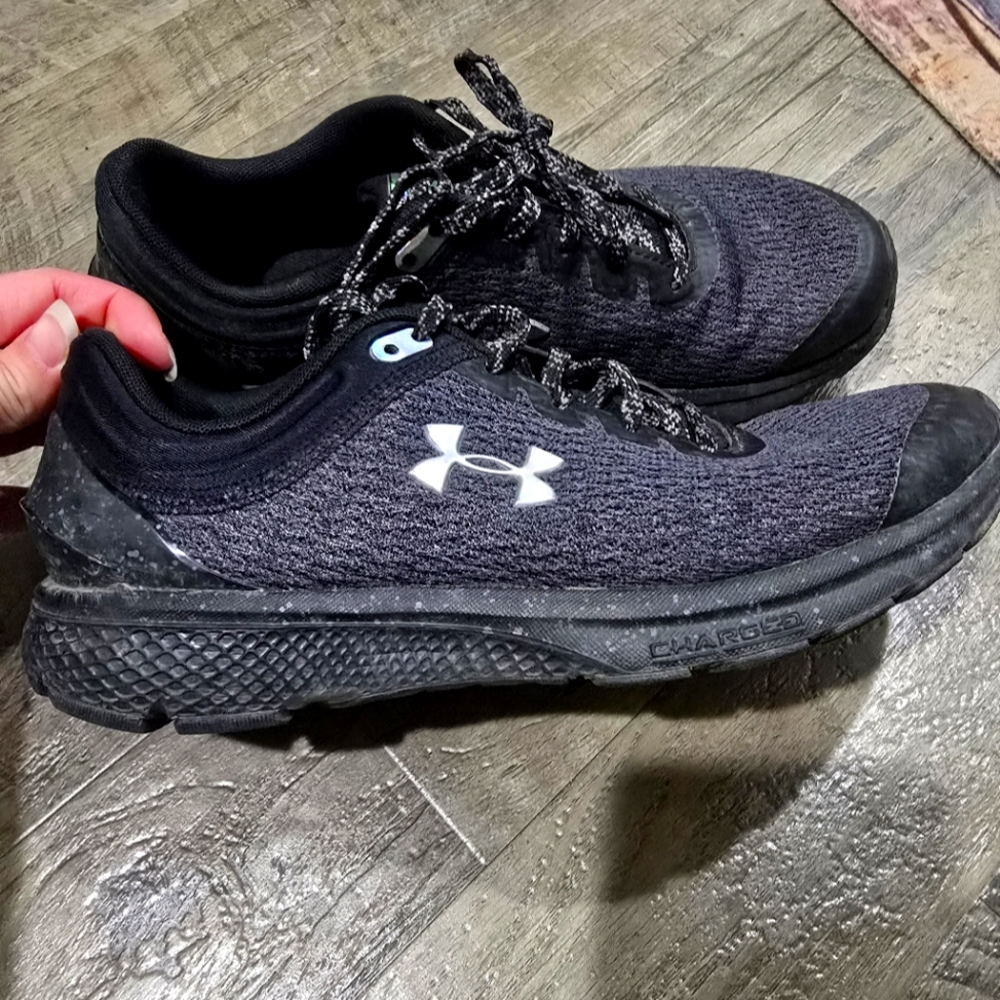 Ladies size 9 under armour sneakers